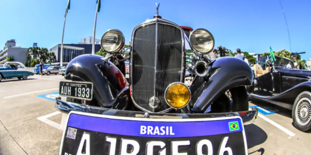 O evento reuniu mais de 100 veículos antigos, entre carros, motocicletas, caminhões e ônibus que ficaram em exposição no estacionamento do Palácio Iguaçu