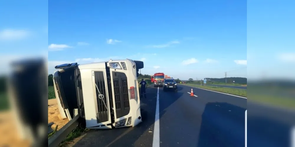 Imagem ilustrativa da imagem Caminhão tomba e motorista morre em rodovia de PG