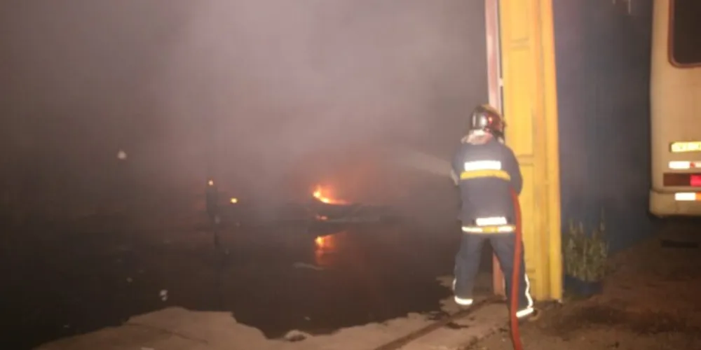 O incêndio destruiu duas empresas localizadas na avenida Presidente Kennedy, na região do bairro Contorno