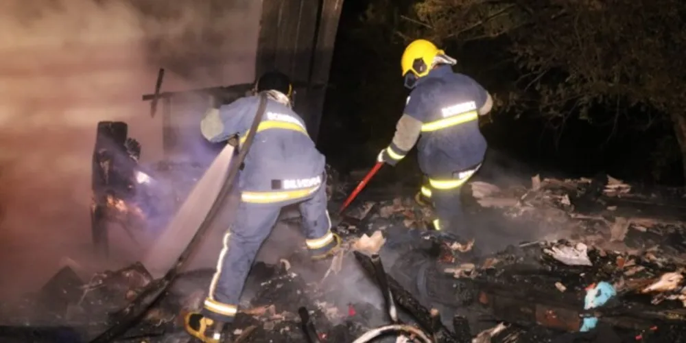 Imagem ilustrativa da imagem Casa de madeira é consumida pelo fogo no Chapada