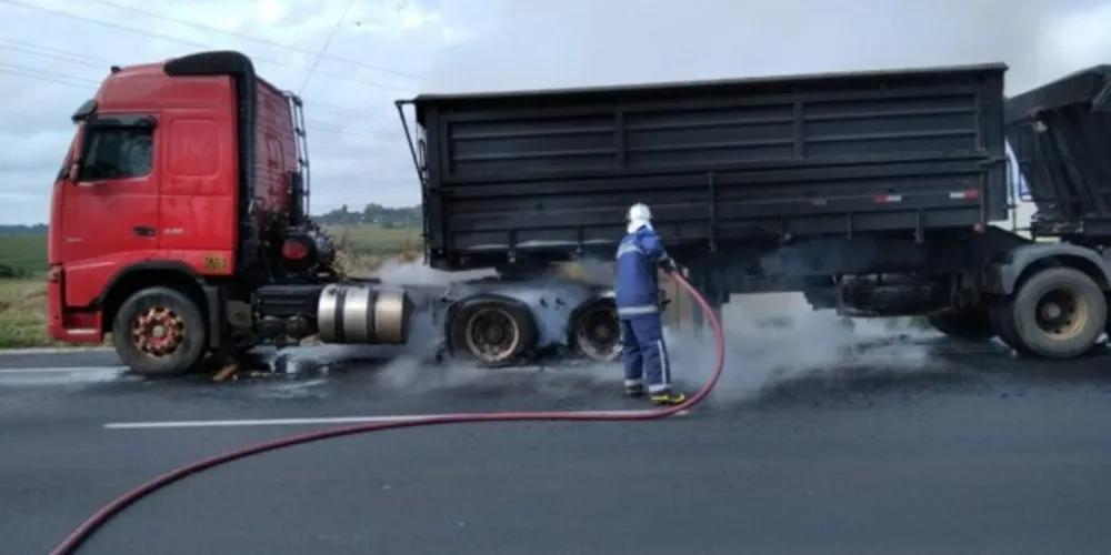A carreta pegou fogo próximo a Colônia Witmarsum, na cidade de Palmeira.