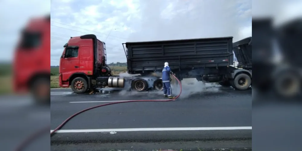 A carreta pegou fogo próximo a Colônia Witmarsum, na cidade de Palmeira.