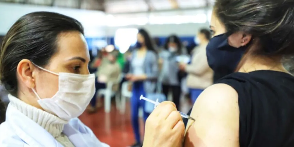 Atualmente, o Paraná está vacinando com a primeira dose toda a população acima de 12 anos.