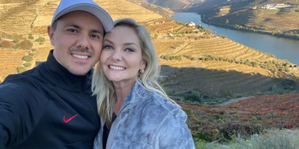 FELICITAÇÕES - Viviane Mallmann Dareli empresta sua elegância e beleza para coluna RC. A competente jornalista comemora seu aniversário na próxima quinta -feira (20). Viviane é um dos rostos conhecidos do jornal local da RPC, e com maestria nos informa sobre os acontecimentos de Ponta Grossa e região. No registro, Viviane e seu marido Jheyson Dareli. Da coluna RC os votos de sucesso e prosperidade.