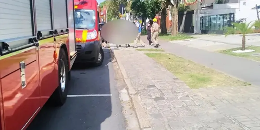 O edifício tem dois andares e, segundo o Corpo de Bombeiros, uma cadeira diminuiu a pressão que o equipamento fazia.