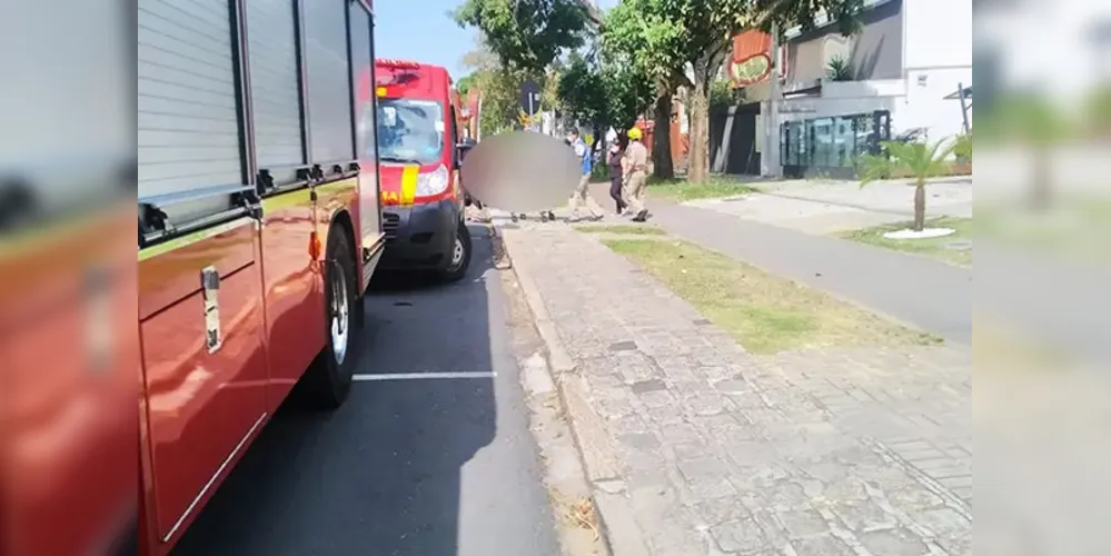 O edifício tem dois andares e, segundo o Corpo de Bombeiros, uma cadeira diminuiu a pressão que o equipamento fazia.