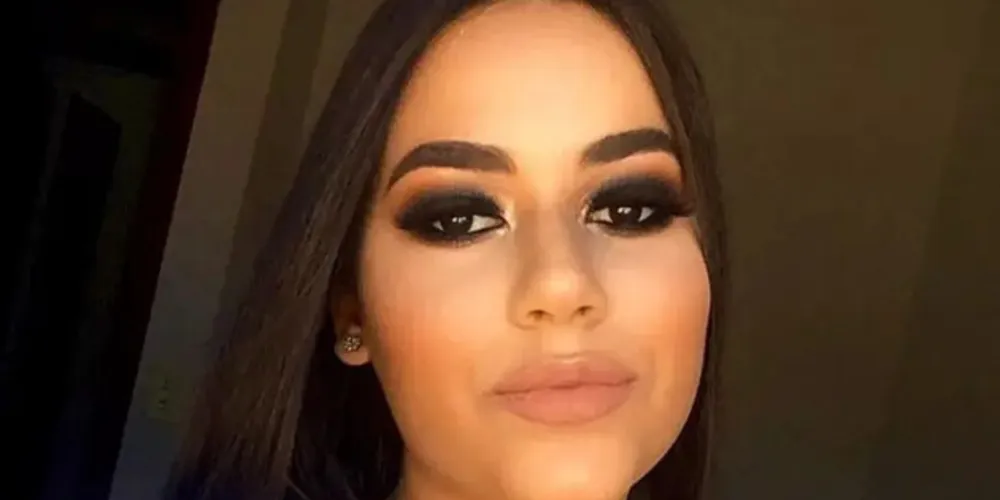 Jovem está internada na UTI em estado grave e respira com ajuda de aparelhos, segundo informou o hospital.