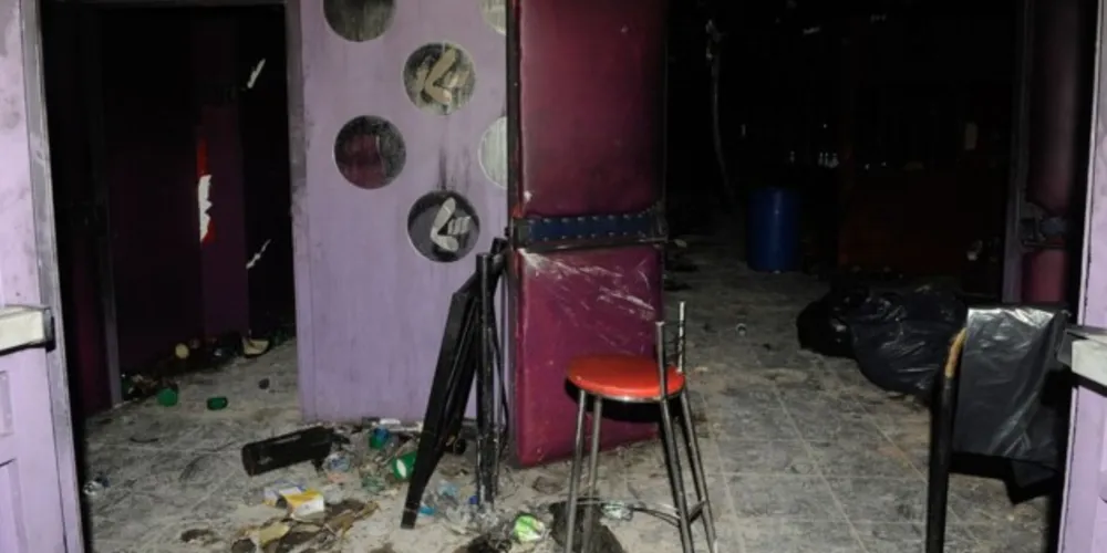 A casa estava lotada: entre 800 e mil pessoas. A boate tinha capacidade para 690 pessoas.