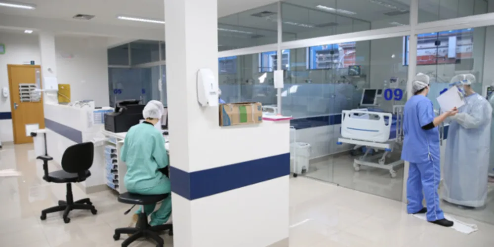 Entre quinta-feira (27) e sexta-feira (28), mais 162 leitos exclusivos para tratamento da Covid-19 e H3N2 foram reativados nos hospitais do Estado