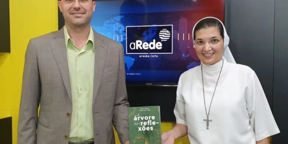 O livro intitulado 'A árvore das reflexões' possuí textos psicoespirituais para iluminar o caminho pessoal e relacional rumo à autotranscendência