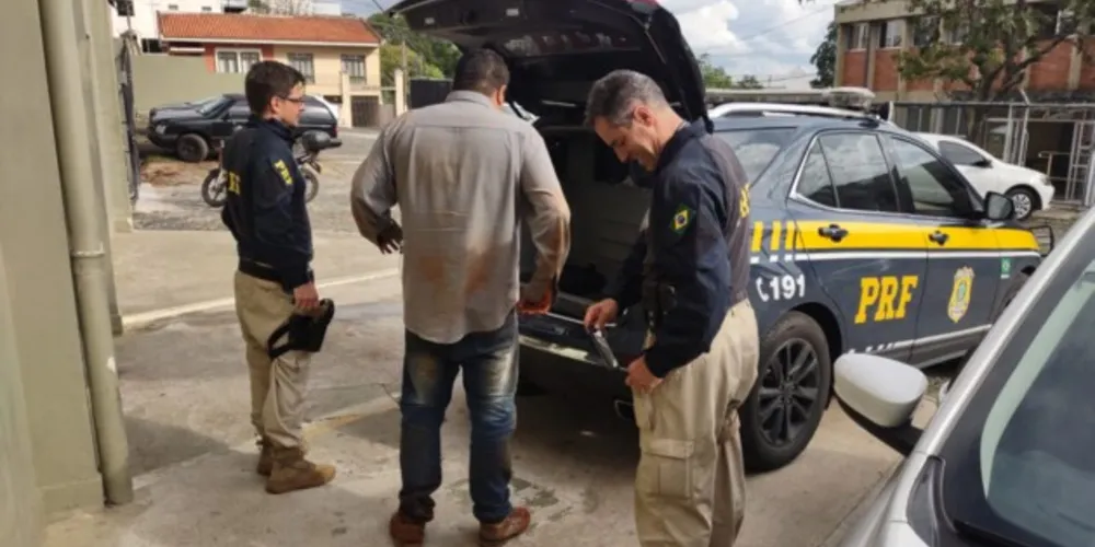 Motorista tentou fugir dos policiais mas foi alcançado e detido; além da maconha, ele transportava cigarros eletrônicos