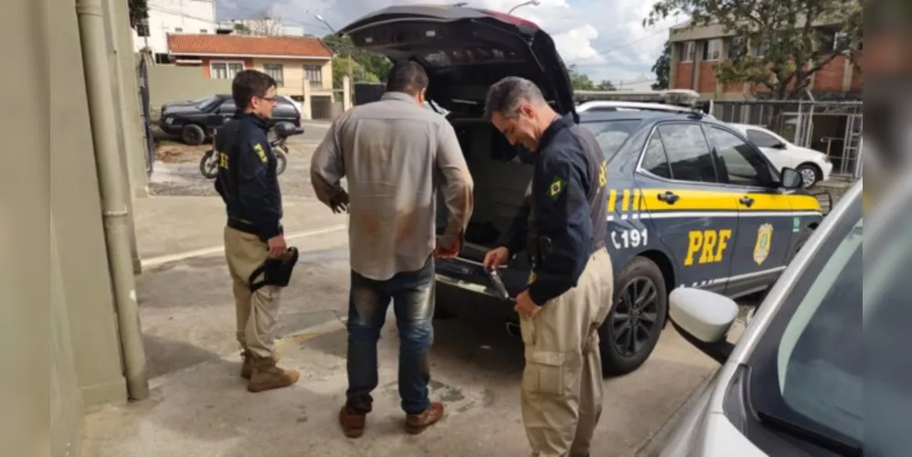 Motorista tentou fugir dos policiais mas foi alcançado e detido; além da maconha, ele transportava cigarros eletrônicos