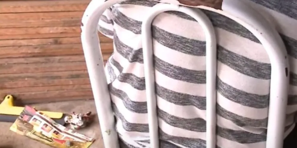 Entretanto, enquanto ajudava a menina, a mãe escutou da garotinha que ela estava machucada.