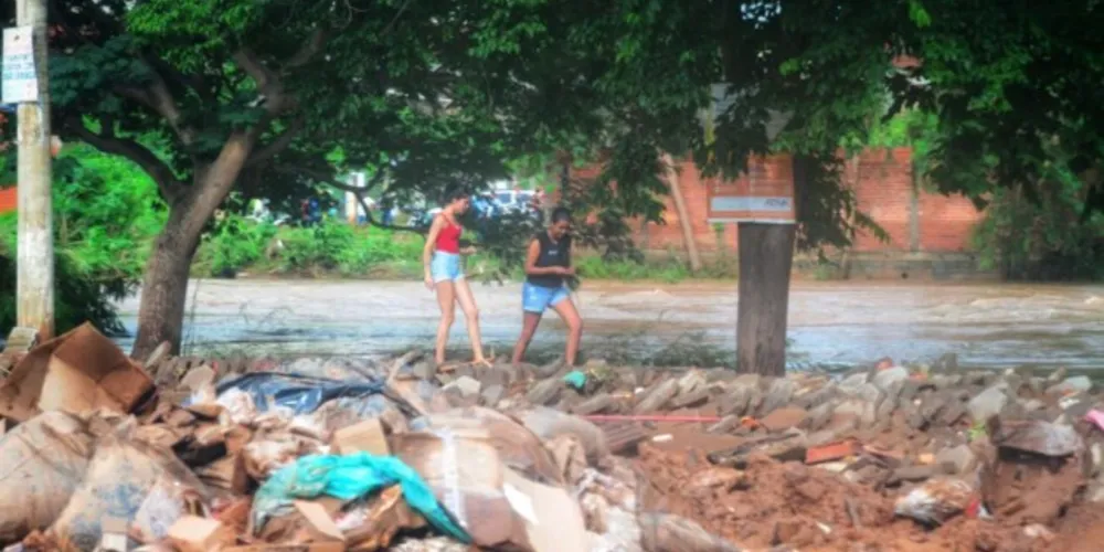 Sobe para 24 número de mortos devido às chuvas em MG
