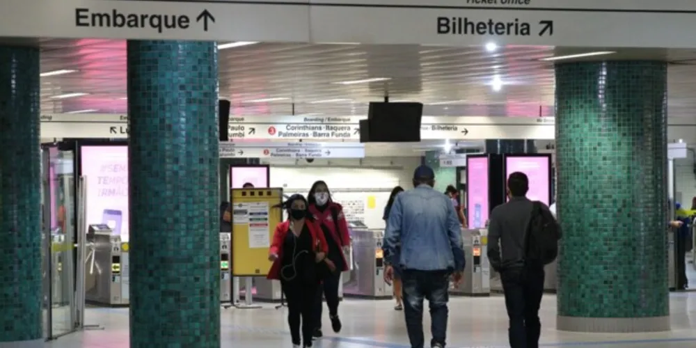 País registrou a menor média móvel de óbitos pela doença em 2021.