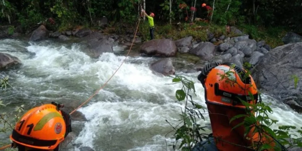 16 pessoas foram resgatadas e uma continua desaparecida.