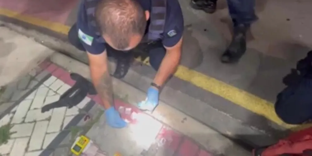 Foram encontrados 27 papelotes com cocaína, máquina de cartão, diversos comprovantes de pagamento e R$ 130,00 reais em dinheiro.