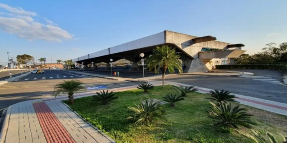 Na noite desta segunda-feira (13), uma mulher foi detida na rodoviária de Ponta Grossa ao tentar fugir com a filha para o Equador.