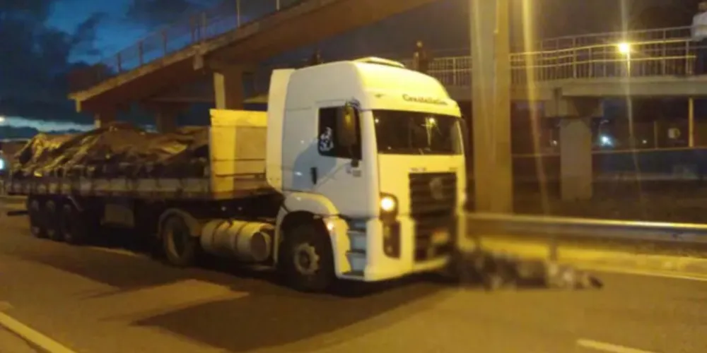 A vítima voltava do trabalho e tentou atravessar a rua, mas acabou não percebendo a aproximação do caminhão.