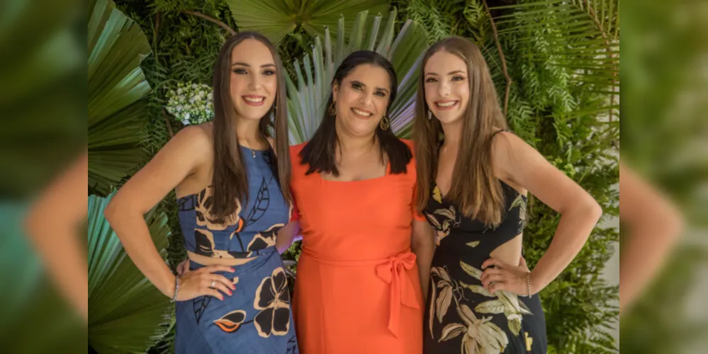 FELICITAÇÕES - Nayara Cury Caruso será muito cumprimentada pela passagem de seu aniversário no próximo domingo (23). Filha, esposa e mãe dedicada, Nayara é exemplo de amor incondicional a família. No registro, Nayara e suas filhas Camila e Renata Caruso. Da coluna RC os votos de alegrias e realizações