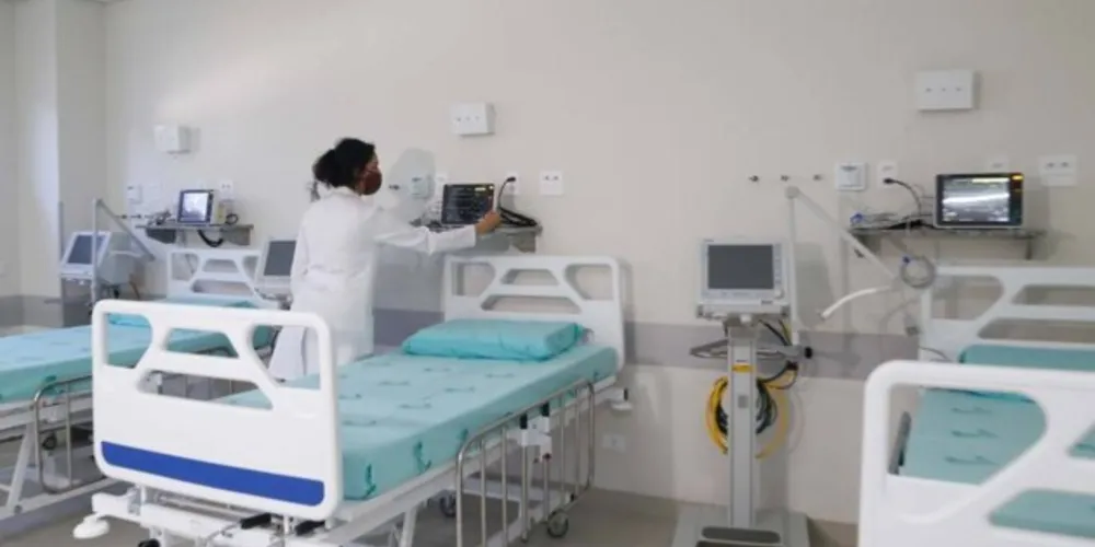 Ainda para o enfrentamento à pandemia, o Governo do Estado adiantou a entrega de três hospitais próprios, localizados em Guarapuava, Ivaiporã e Telêmaco Borba, destinando as unidades para atendimento exclusivo da doença.