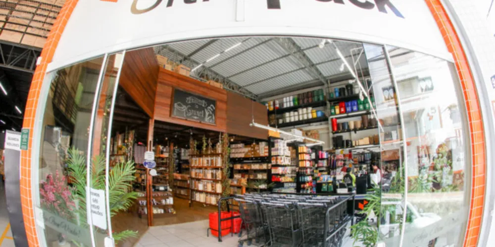 Com mais de 30 mil itens, loja oferece grande variedade de produtos para as festas de final de ano. Estabelecimento já funciona em horário comercial