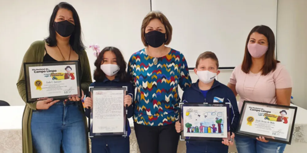 Redação e desenho caprichadas garantiram notebooks e materiais escolares a dois alunos do município, autores dos melhores trabalhos da região