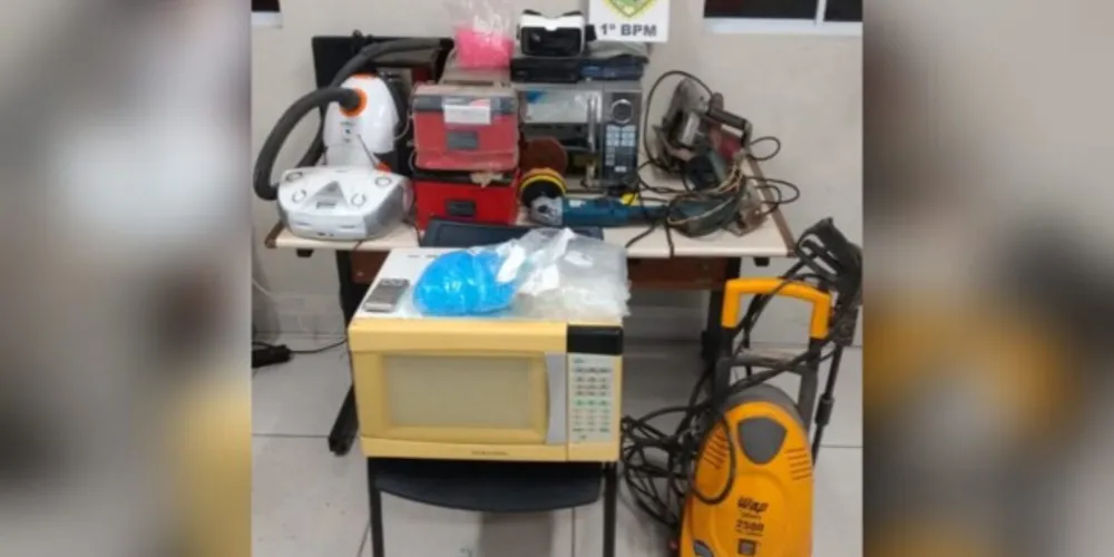 Foram encontrados eletrônicos, eletrodomésticos, ferramentas, uma balança de precisão e pacotes de "eppendorf".