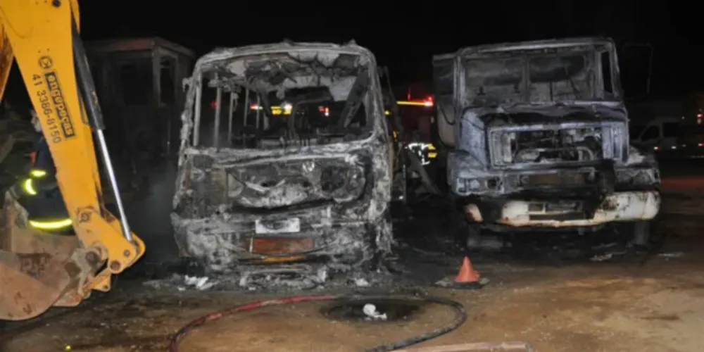 13 veículos foram atingidos pelo fogo, além de outras máquinas públicas.