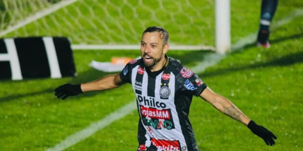 O centroavante Paulo Sérgio