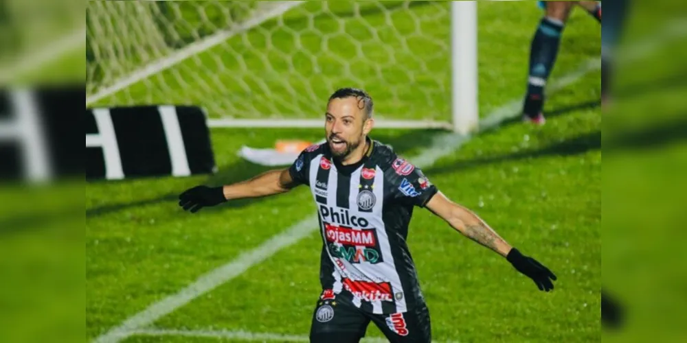 O centroavante Paulo Sérgio