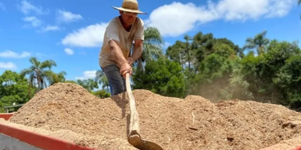 Gestão municipal garante auxílio aos trabalhadores com o fornecimento de máquinas e equipamentos agrícolas