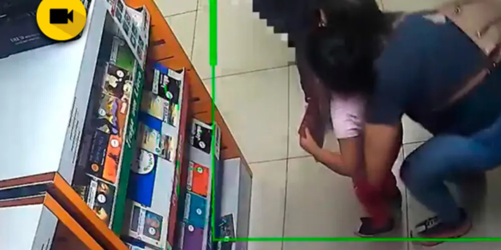 No vídeo, a mulher ensina para três crianças sobre a devolução dos livros nos locais certos.