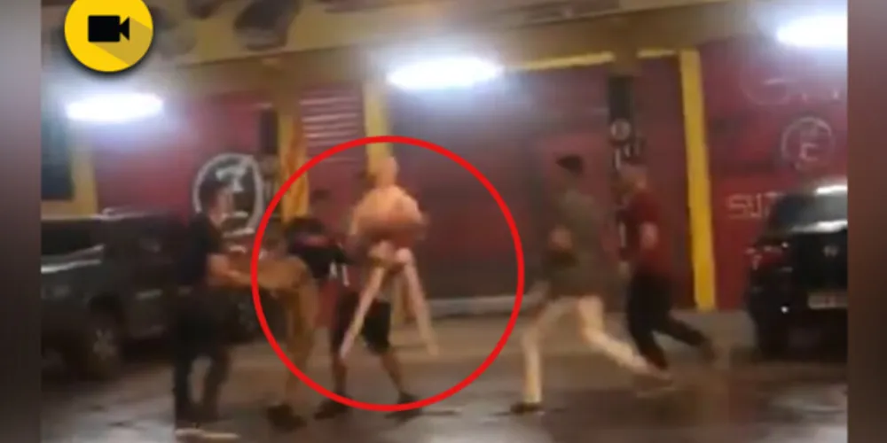 Imagem ilustrativa da imagem Homens brigam por boneca inflável em cabaré; Veja vídeo