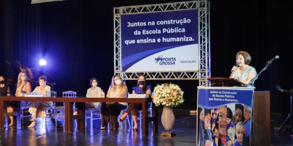 A cerimônia contou com a presença da secretária de Educação, professora Simone Pereira Neves, e da prefeita Elizabeth Schmidt.