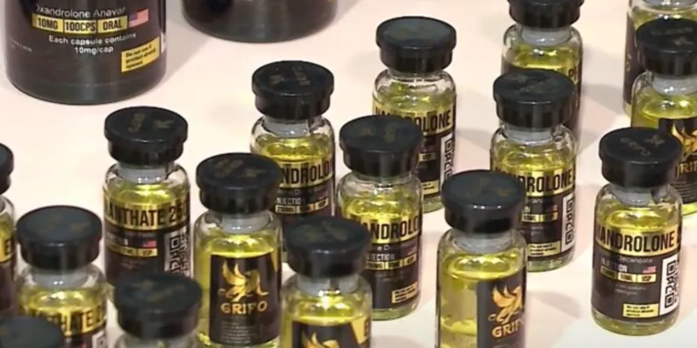 Homem foi detido no momento em que recebeu uma encomenda de produtos proibidos.