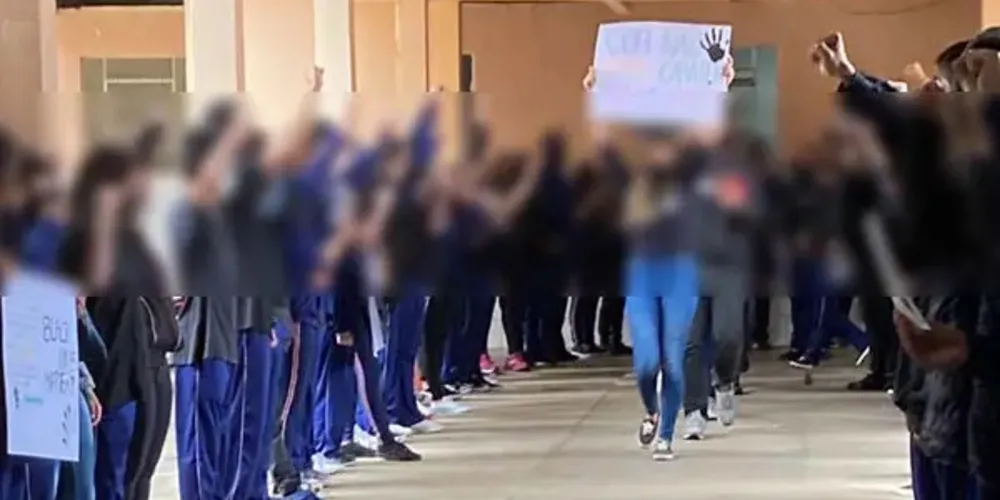 Alunos fizeram cartazes e atos em apoio à colega.