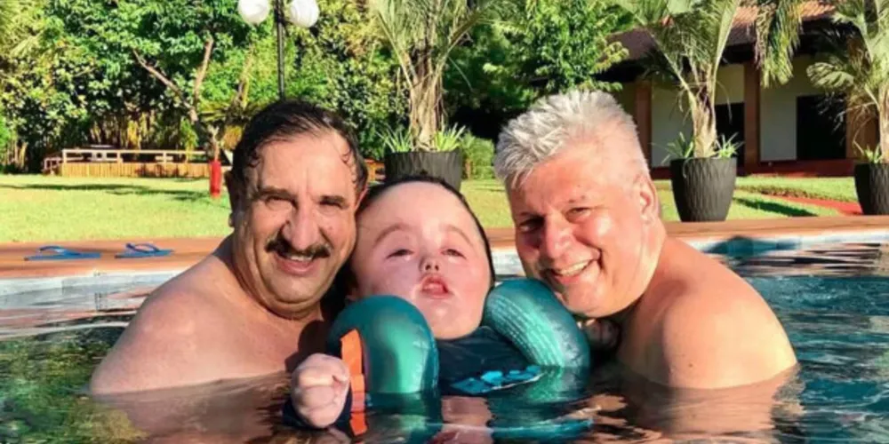 Ratinho com o neto caçula, Noah, e o avô materno da criança.