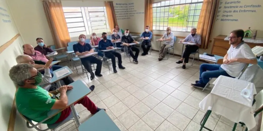 O debate das questões do Sínodo pelos padres do Setor 8.