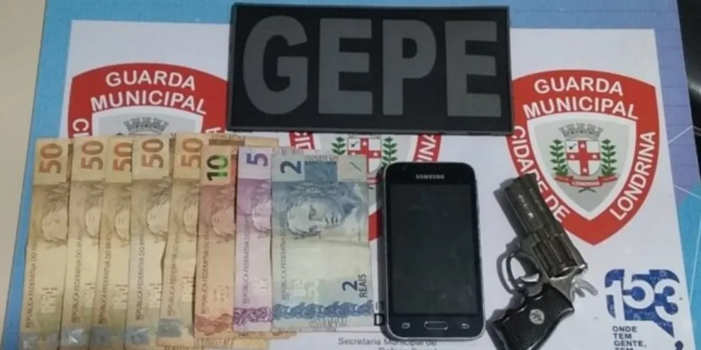 O objeto foi usado como 'arma' durante o assalto em um ponto de ônibus.