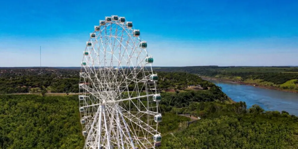 Uma roda-gigante com 88 metros de altura foi inaugurada na quarta-feira (15) na tríplice fronteira