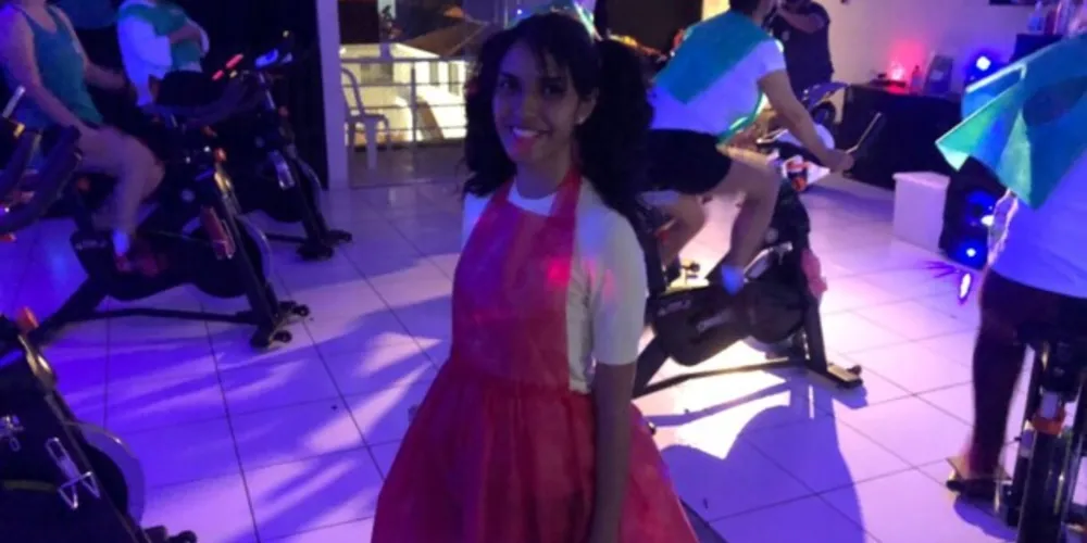 Personagens e desafios da famosa série da Netflix foram reproduzidos em aula de bike indoor 