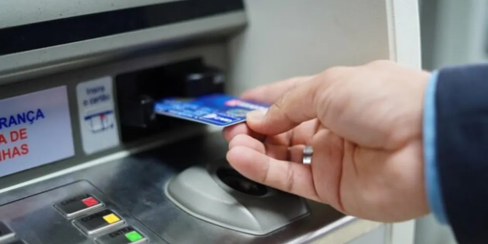 O décimo terceiro salário só será pago integralmente a quem trabalha há pelo menos um ano na mesma empresa