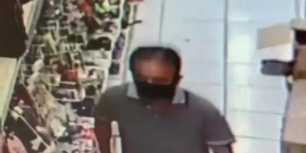 O homem espera a distração da família para cometer o abuso.
