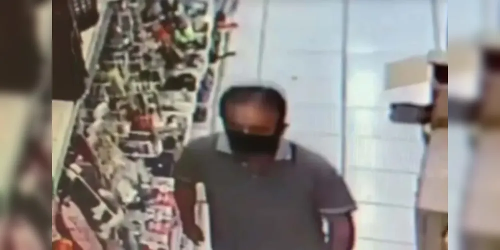 O homem espera a distração da família para cometer o abuso.