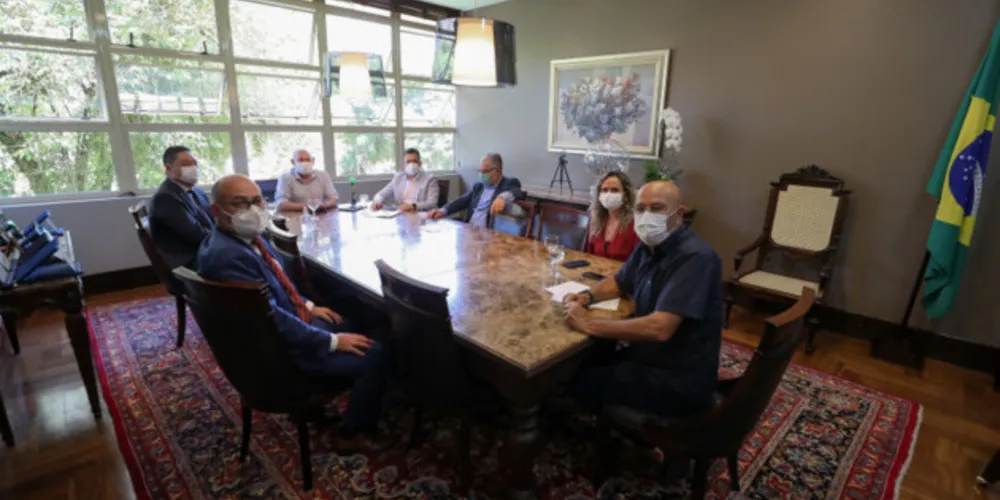 Federação Paranaense de Futebol apresentou proposta de parceria ao presidente e primeiro secretário da Assembleia