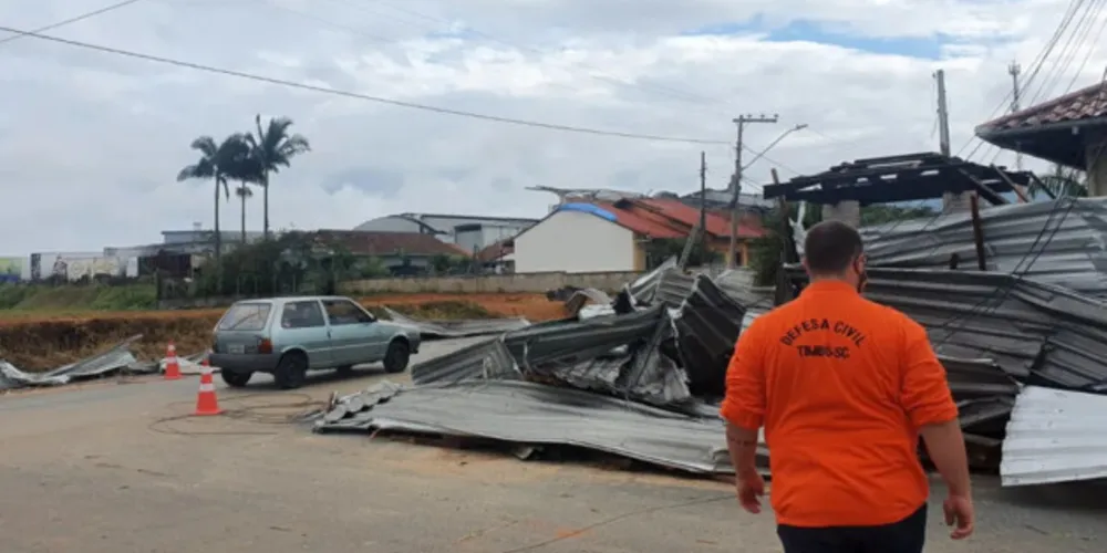 Segundo a prefeitura, não houve registro de pessoas feridas ou desabrigadas após a tempestade.
