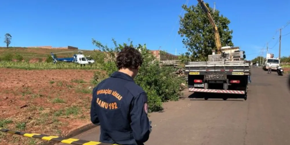 O guincho do caminhão em que ele trabalhava tocou a rede elétrica.