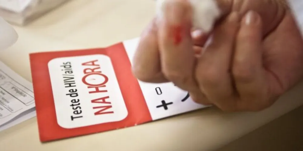 O novo medicamento reduz a quantidade de HIV no organismo, mantendo-a em um nível considerado baixo. 