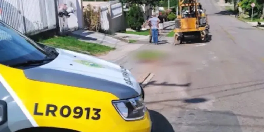 Com o impacto da queda, o trabalhador ficou ferido na cabeça e teve que ser levado ao hospital.